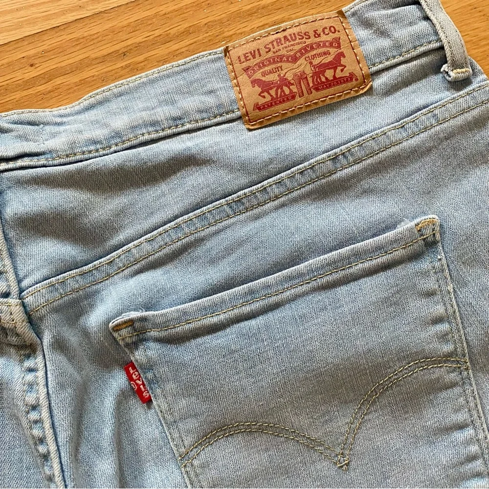 Levi’s Classic Denim Bermuda Shorts in a Light Wash | 32